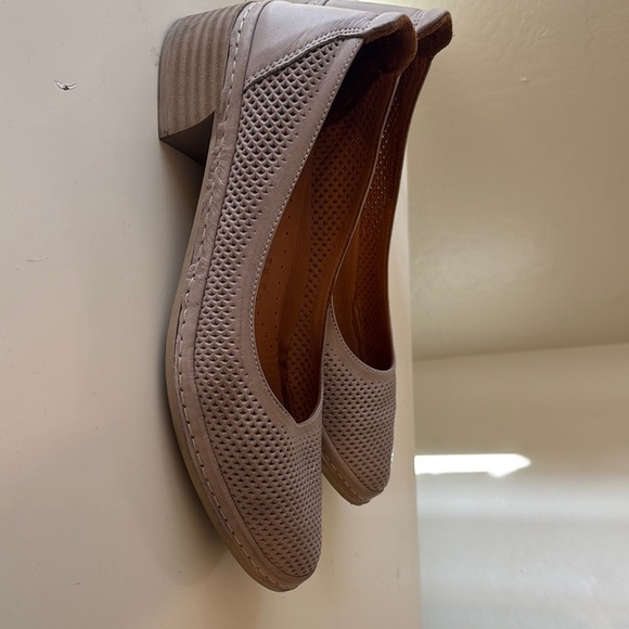 Spring Step Pink and Tan Flats with Textured Pattern - Picture 2 of 6